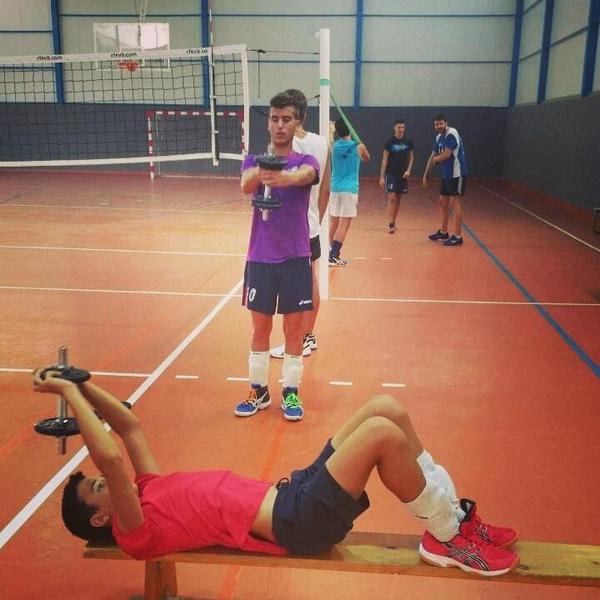 CarlosAlbertLo's tweet photo. A currar!! Voley!! @voleibolexiste @6Voleibol @Voleycomovida @losmanolostv http://t.co/5xBD6wbkAg