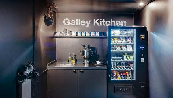RubyHotels's tweet image. Forget the minibar - love our galley kitchen! @rubyhotels #rubysofie #rubyhotels #vienna
