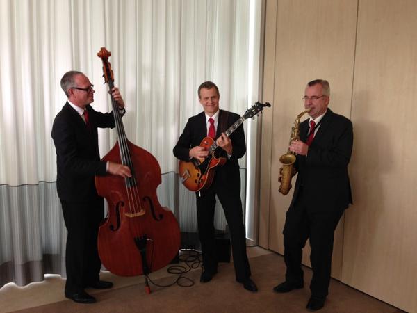 InfoJazztrio's tweet photo. En vandaag zijn we in Heerlen, bij APG Asset Management N.V.. Ja, we komen echt overal. http://t.co/tEK1ICAABe
