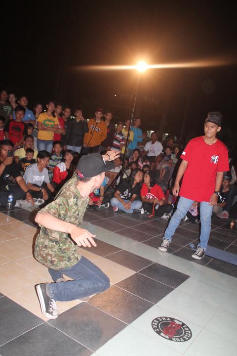 TH2C_16's tweet photo. #latepost Toprock Battle Banjarmasin(@Zoldyperdana) vs Samarinda(bboy ade)
@ritawow_1973 @langkahkecilnet @KukarNews http://t.co/NVUexl1SPM