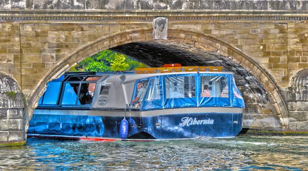 .<a href="/HobbsofHenley/">Hobbs of Henley</a> Hibernia navigating the central arch of #Henley bridge.