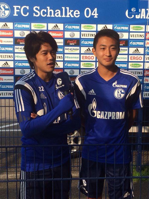 Fcシャルケ04 ミックスゾーンでの 内田篤人 と 伊藤遼哉 U17 明日の朝 皆さんが起きる頃には シャルケtv で内田選手のインタビューを公開するのでお楽しみに それでは日本にいるシャルカーの皆さん おやすみなさい Http T Co Opah73vevr