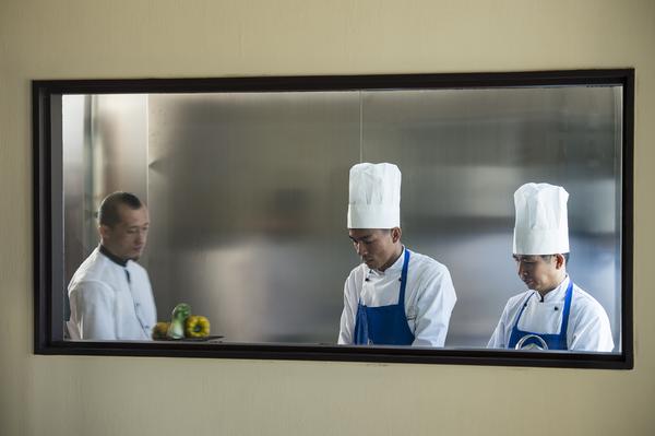 La #cucina a vista di #KantonRestaurant: svela ai suoi ospiti più curiosi i piccoli grandi segreti della #tradizione…