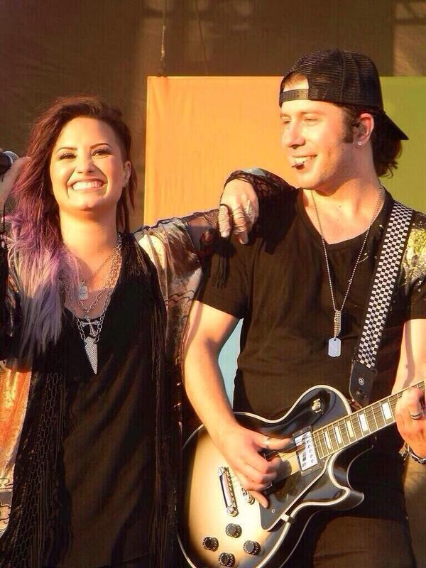 skyzscrapers's tweet photo. COM MIKE X SEM MIKE 
#DemiWorldTour #DemiBringBackMikeManning http://t.co/yZviKZXgaa