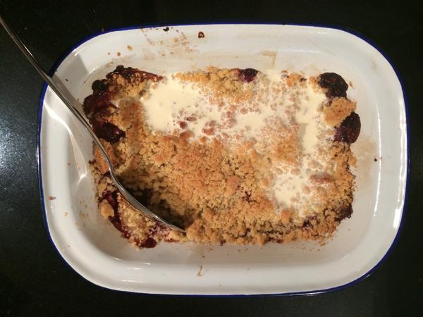 KateBussmann's tweet photo. A very autumnal blackberry & apple crumble, in brand new @falconenamel mini pie tins #StellaCooks http://t.co/7kdcRbjS3M