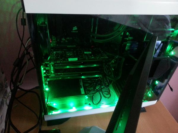 EkraanNet's tweet image. New RIG, soon more pics will come. Right now testing some games with 3 SCREENS :D #3monitor #teamsupport #gamingsetup