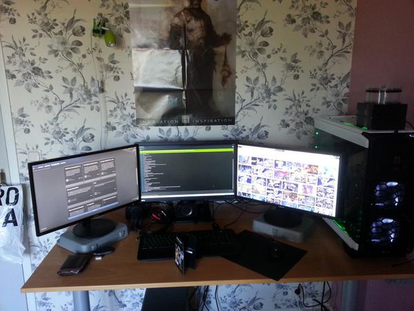 EkraanNet's tweet image. New RIG, soon more pics will come. Right now testing some games with 3 SCREENS :D #3monitor #teamsupport #gamingsetup