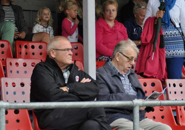 BienseDijkstra's tweet photo. “@LiaBakkerPeters: @BienseDijkstra vaste supporters weer aanwezig bij: http://t.co/eK25TezS8b http://t.co/6a7a1zIhu1” Rintje &amp; Oane 👍⚽️