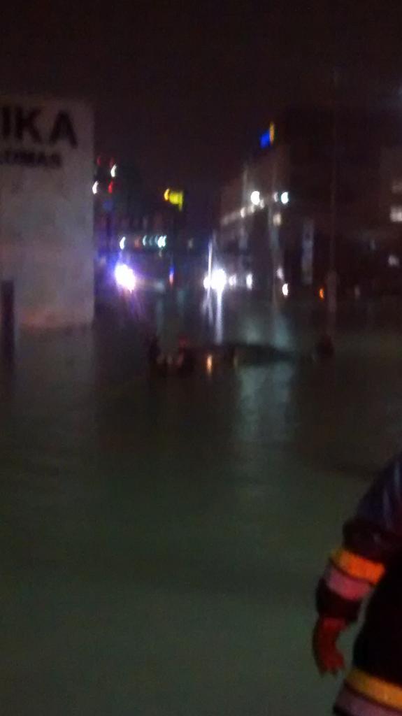PENHOSM's tweet photo. @EnlaceHXQ @vidaponiente así quedo mi auto el sábado ante pasado en las inundaciones #porinterlomas http://t.co/MEpRRgXs7i