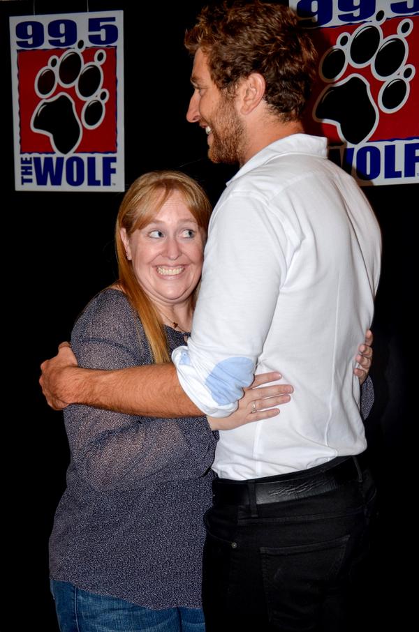 CJradioDJ's tweet image. I always keep it professional when meeting country music artists like @bretteldredge #notprofessional #dontyoujudgeme