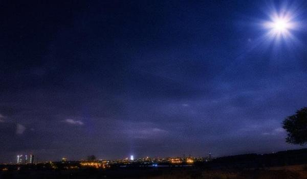 SecretosdeMadri's tweet photo. La luna de Madrid hace de las suyas mientras a la ciudad le pesan los párpados ¡Buenas noches! (Vía @CronistadeMadri) http://t.co/mG83JBzbKy