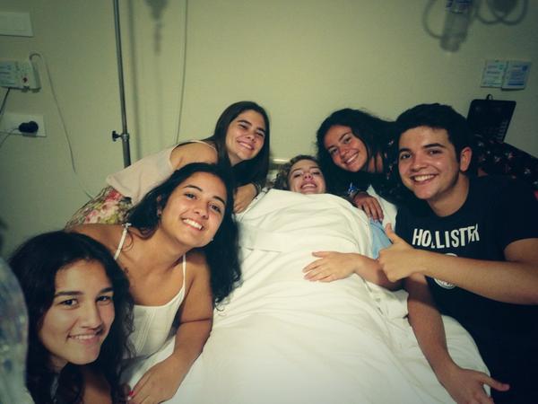 claudiafalcon6's tweet photo. Que buena visitita le hemos hecho a nuestra enfermita @ElisaMC_97 recuperate prontito patapalooo😘😘 http://t.co/O9AIuAFXCC