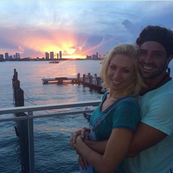 ChocarroTeam's tweet photo. De esos amores que ves en novelas, que esperas tener algún día, los verdaderos amores. Los queremos Dey, Caro!❤️ http://t.co/h39D0QeJQ6