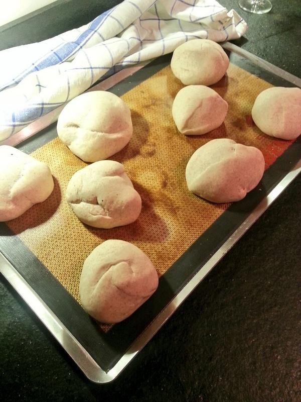 fragmentaire's tweet photo. #PointPizza : la pâte repose.
Bonnuit, pâte à pizza. http://t.co/rsbjoM8yAJ