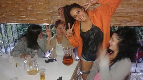 Meli_Cdm's tweet photo. Finalizando la temporada alta! @Cristina_CDM @MirianCdm9 @BelenCasasdelMo @Virbambu #Cervezeando ;) http://t.co/VuvfWtVbMb
