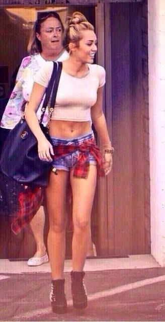 MissCeeRachel's tweet photo. When Miley looked like this >>> http://t.co/SkbJ276Tcx