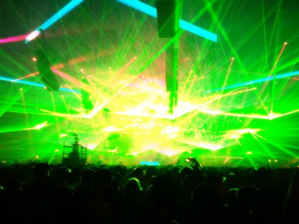 TranceChain's tweet photo. This is as it should be in Trance Music! 🙌🙌🙌 #WOW @ChrisSchweizer Here Without You #ASOT679 #TranceFamily http://t.co/jiDamLeeT9