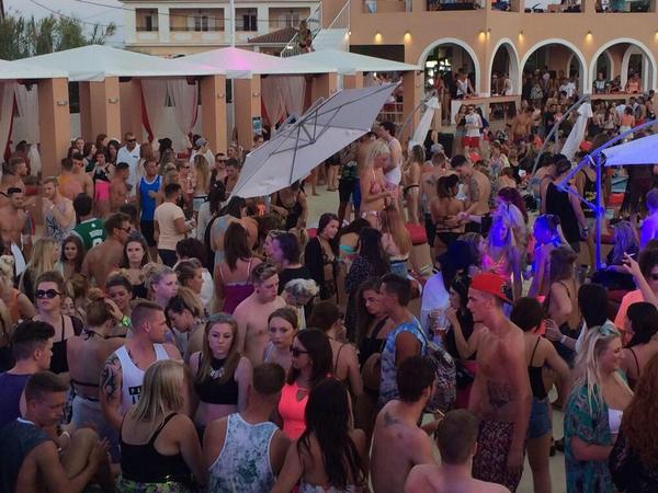 MushProblems's tweet image. You'd think a bunch of people at a club in Ibiza would look fuckin happier? 👊