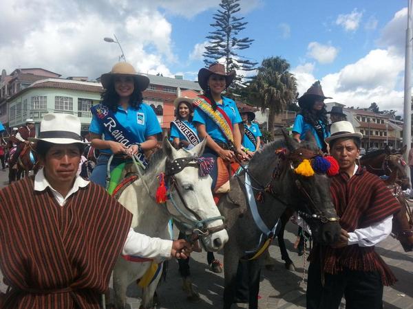 feriadeloja's tweet photo. Reina de la 185 Feria de Loja, preside cabalgata, con las candidatas a Reinas de la Provincia... http://t.co/hnQTs94sp6