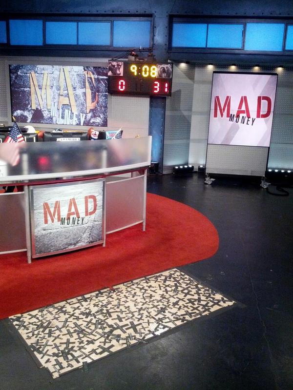 StageMGRKyle's tweet photo. Today @MadMoneyOnCNBC celebrates @NDFootball dominating win on Saturday. http://t.co/8oxHYCBE8c