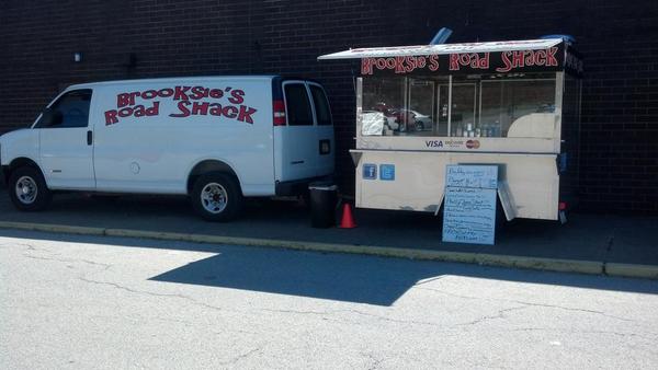 DavinBrooks's tweet photo. I'm on the sidewalk at the laurel mall everyday now come get some good eats 10 to 5?? http://t.co/TIifVG2Ja8