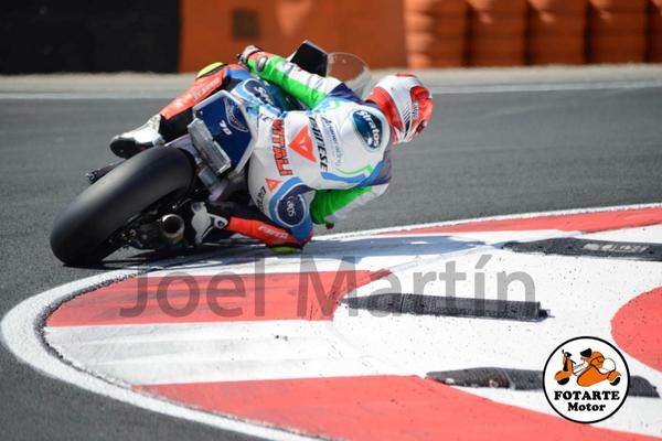 Joelmartinh's tweet photo. @lucavit70 en sesión de clasificación buscando el mejor tiempo con @TeamStratos @CEVMotorcycle http://t.co/T63EizhQWI