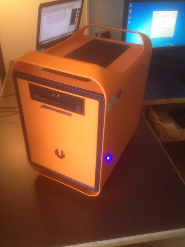 jenpai_'s tweet photo. My baby came in today 😍😍 #gamingpc #bitfenixprodigy #cuseorange http://t.co/fDnTAw2y2g