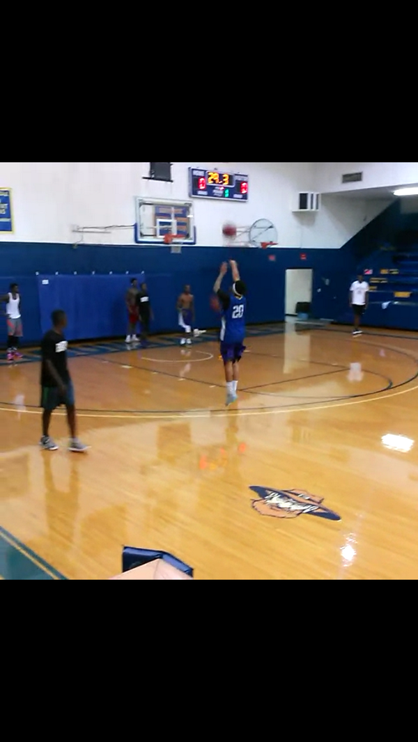EOSCbasketball's tweet photo. @almightydame_ with the cash trey in practice http://t.co/KTT24stlEX