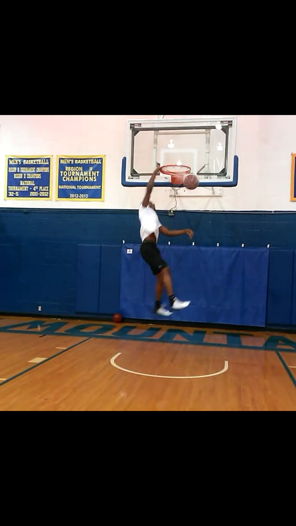 EOSCbasketball's tweet photo. @mike_love_33  rocking the rim in warmups http://t.co/YLnJIZOT8S