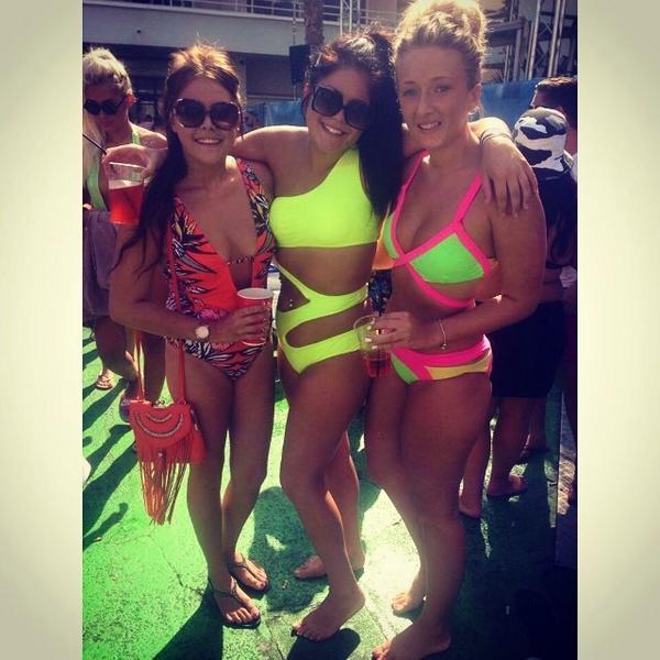 adele_XxX93's tweet image. Mallorca rocks pool party 👭😘💦