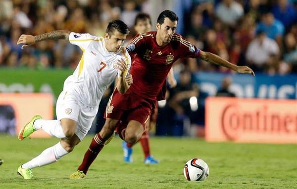 Trajkovski tries to get past Sergio Busquets