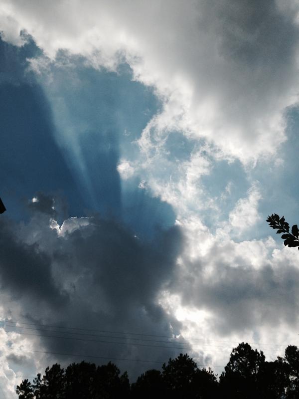 jillgilardi's tweet photo. Sigh...crepuscular rays!!! Pretty, huh? #cloudaddict #alwx http://t.co/9HnIWFojQv