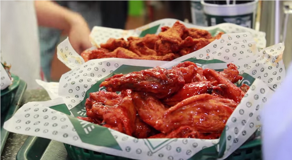 WingstopMexico's tweet photo. #MeDejaSinAliento que me inviten a #Wingstopmex <3 http://t.co/6cQfvAxqpR