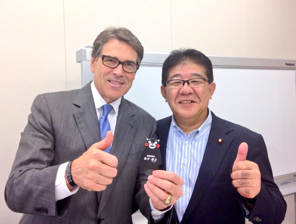 金子恭之 Twitter પર さて 昨日は小池百合子代議士のご縁で来日中の米国 テキサス州 リック ペリー知事とお会いしました 熊本市とテキサス州サンアントニオ市は姉妹都市であり くまモン名刺には喜んでいただきました Http T Co W1yt7x90bz