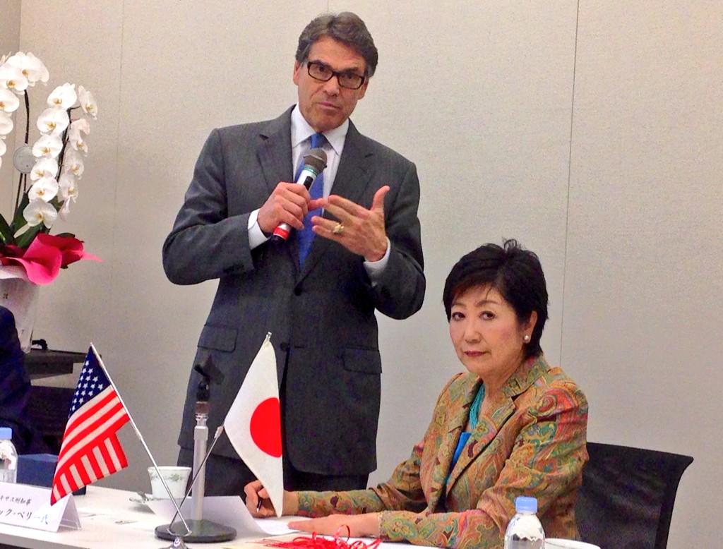 金子恭之 Twitter પર さて 昨日は小池百合子代議士のご縁で来日中の米国 テキサス州 リック ペリー知事とお会いしました 熊本市とテキサス州サンアントニオ市は姉妹都市であり くまモン名刺には喜んでいただきました Http T Co W1yt7x90bz