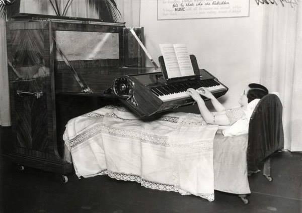 HistoryInPics's tweet image. Piano for the bedridden, United Kingdom, 1935