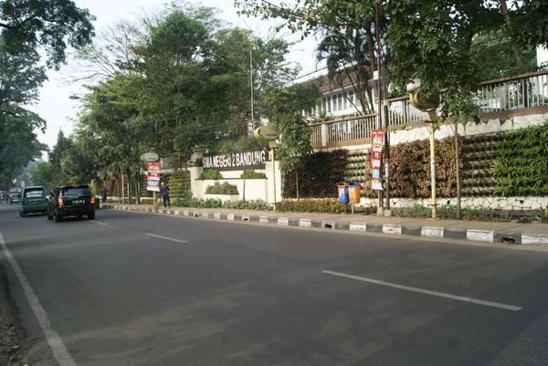 sman2bdg_'s tweet photo. disidik-sidik vertical garden @sman2bdg_ teh kasep da, tp eta aya dua ngagokan... kumaha deui da dijinan panginten... http://t.co/Ac5OniHtxN