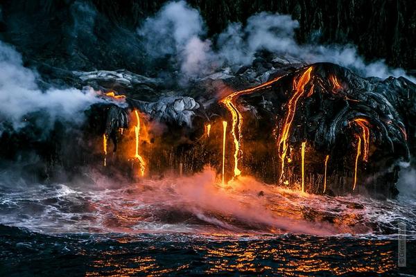 Pix_Of_Earth's tweet photo. Lava from Kilauea flowing into the ocean, Hawaii http://t.co/9HuiI1r7Fv