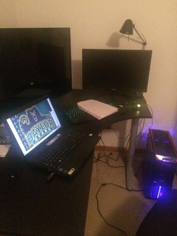DegraafMitch's tweet image. Bout to hardcore my homework #triplemonitorsetup