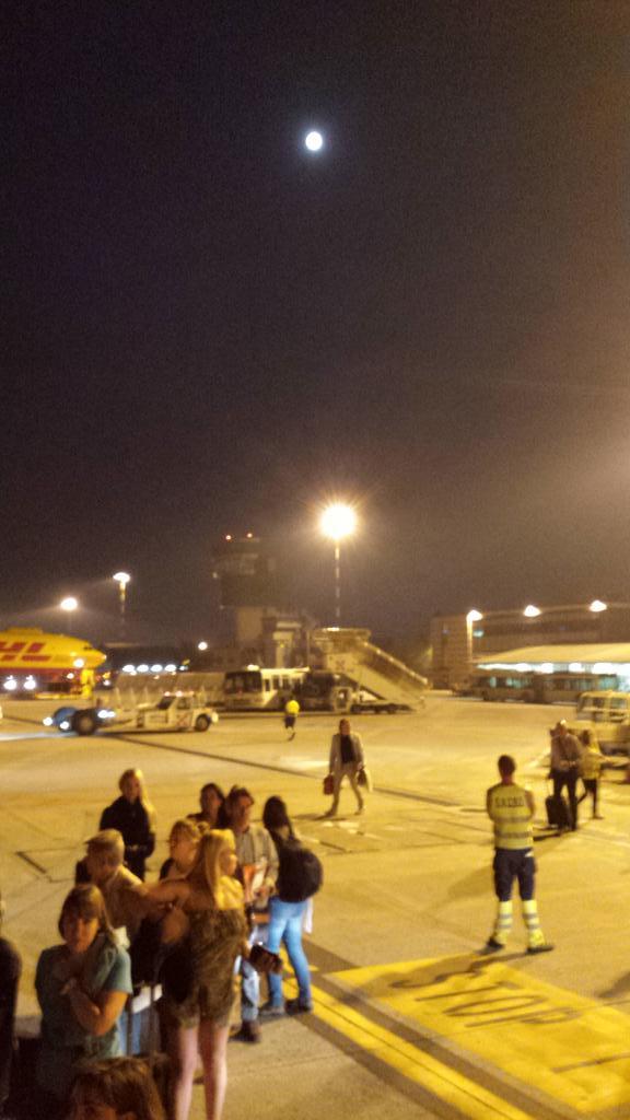 trianamariscal's tweet photo. Luna llena desde el aeropuerto #Milán #vueltaacasa #viajeincreíble @danigcalvo  BONITA NOCHE PARA VIAJAR :) http://t.co/Ff79MptVq3