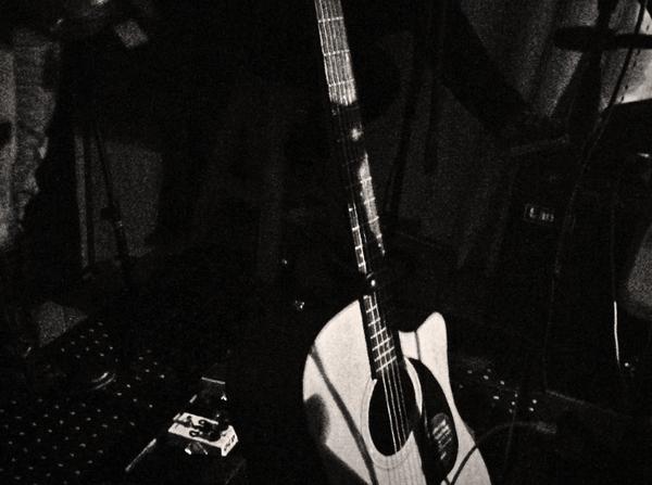 BandArtSoul's tweet photo. Afinando las cuerdas. http://t.co/EpZYvhRk6c
