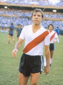 ElMasGrannde's tweet photo. "Tuve la suerte de quedarme en #RiverPlate para siempre" (Merlo -500 partidos jugados en #River-) http://t.co/gBljgu9UcP