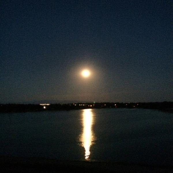 kelswhitt's tweet photo. #supermoon Luna baby http://t.co/ypwgHINWwX
