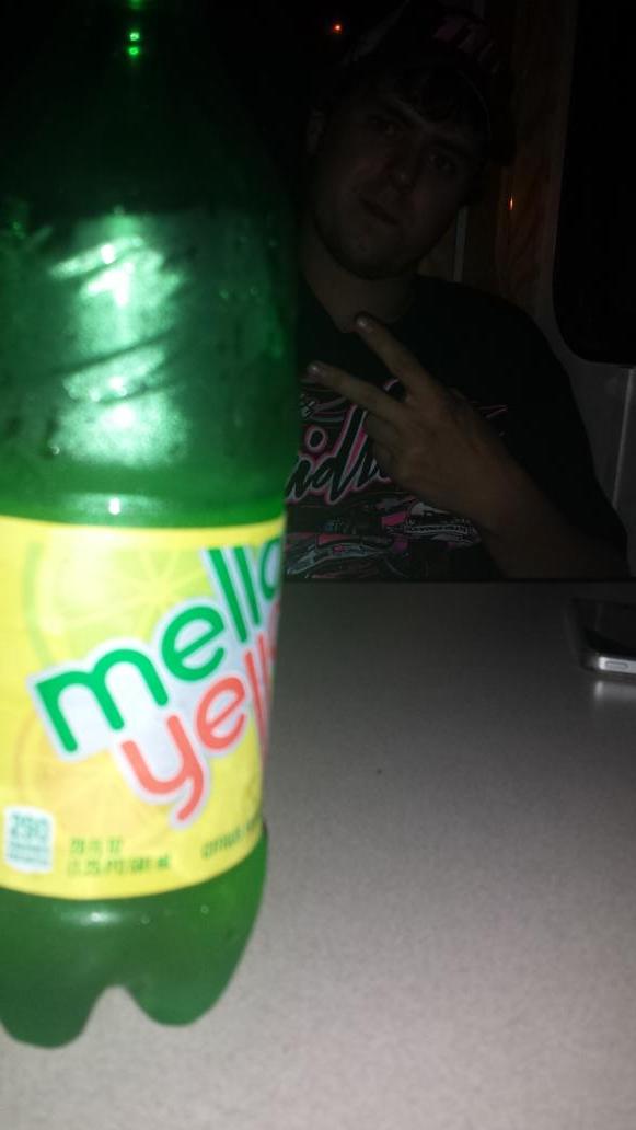 jakestill198's tweet photo. Don't worry guys I got my mellow yellow and we're heading to the wissota 100! #45j'sbae #headwrench @JohnnyBroking http://t.co/lIyLO0iPdk