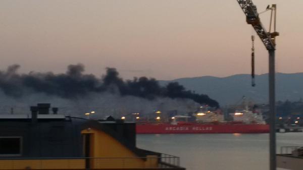 UGeeeR71's tweet photo. Stamane ore 06.30 e per qualche minuto l'Arcadia Hellas! (tanto per non dir sempre della Ferriera) / @il_piccolo http://t.co/bYDpGMUEy3