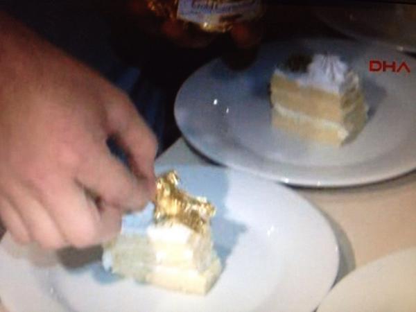 Bir başkadır benim memleketim...
İşçi kurtlu yemek yerken,patron davetlilerine altınlı pasta yedirir!