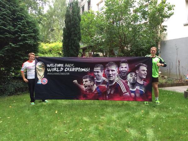 #FCBayern-Fan Vivian freut sich riesig über den Gewinn des signierten #MiaSanWeltmeister-Banners. Glückwunsch!