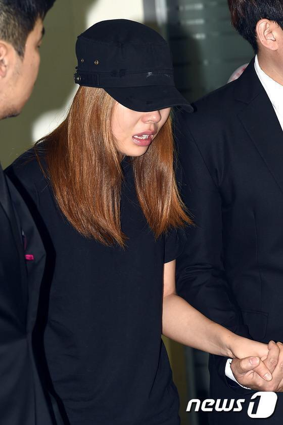 juumarn's tweet image. โซจอง ซูนี่ แอชลีย์ที่พิธีของริเซ่ โซจองต้องนั่งรถเข็นด้วย ซูนี่ยังไม่หาย เข้มแข็งนะพี่ #RIPRise #PrayForLadiesCode