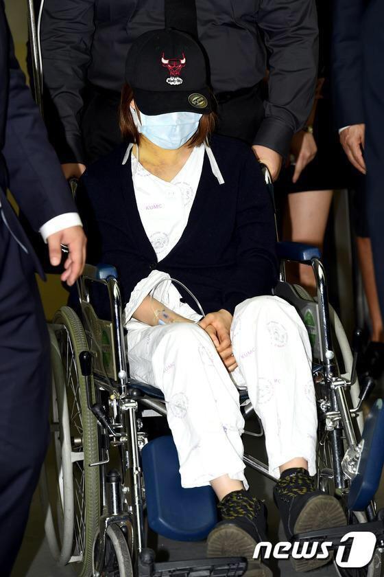 juumarn's tweet image. โซจอง ซูนี่ แอชลีย์ที่พิธีของริเซ่ โซจองต้องนั่งรถเข็นด้วย ซูนี่ยังไม่หาย เข้มแข็งนะพี่ #RIPRise #PrayForLadiesCode