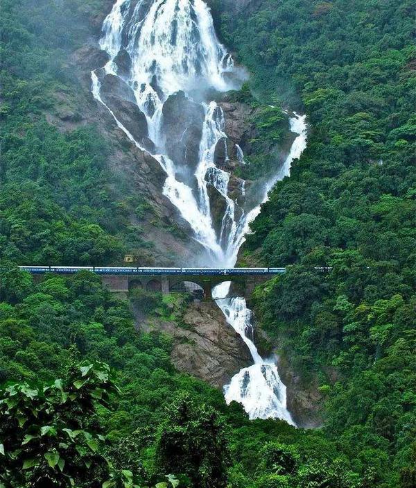 Narendra_IRTS's tweet image. #Dudhsagar Falls in its full glory @TrafflineMUM @smart_mumbaikar @rajtoday @IRfacts @railjournal @railwaygazette